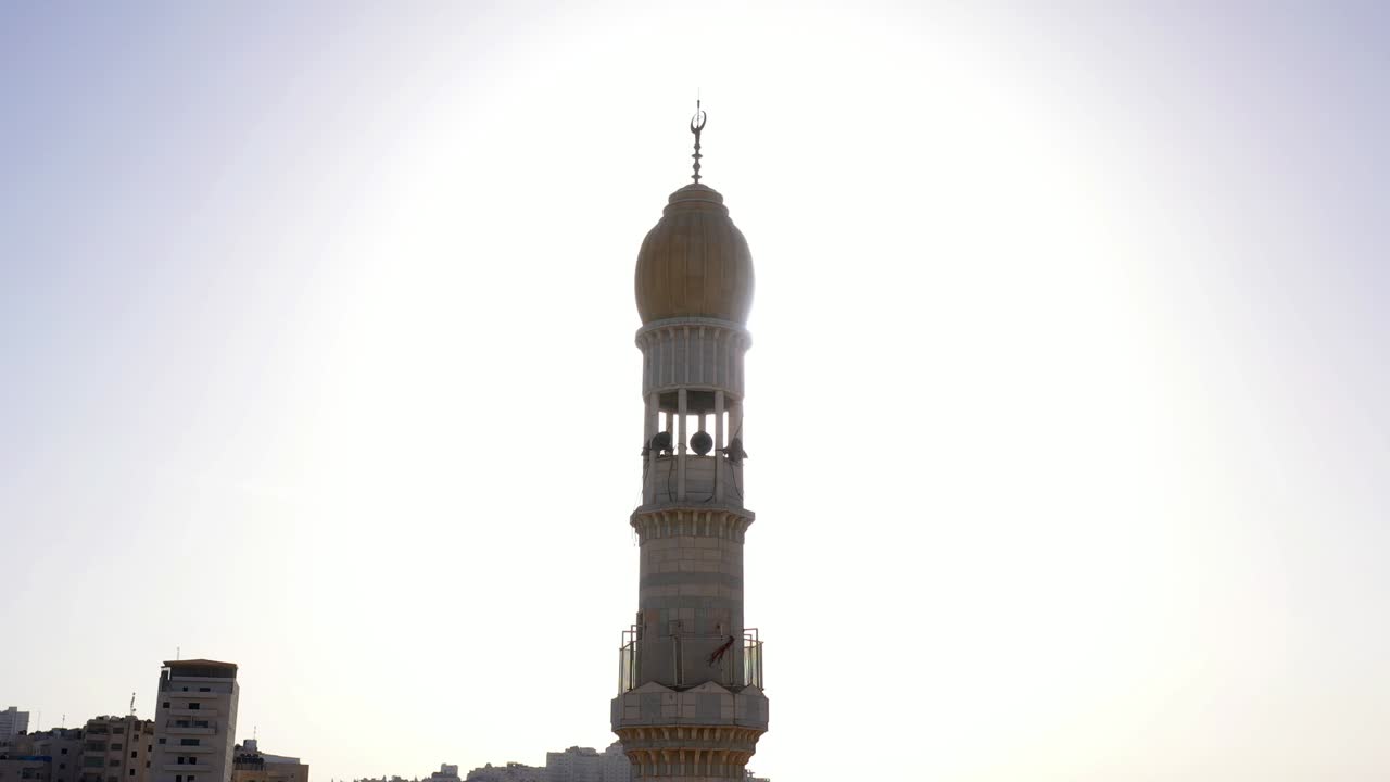minarete de la torre de la mezquita en el campamento de refugiados de anata, en el cielo azul de jerusalén-aérea