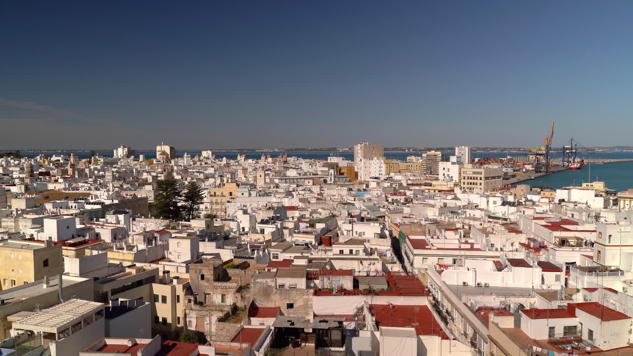 Panorama aereo sulla città di Cadice in Spagna con case imbiancate a calce.