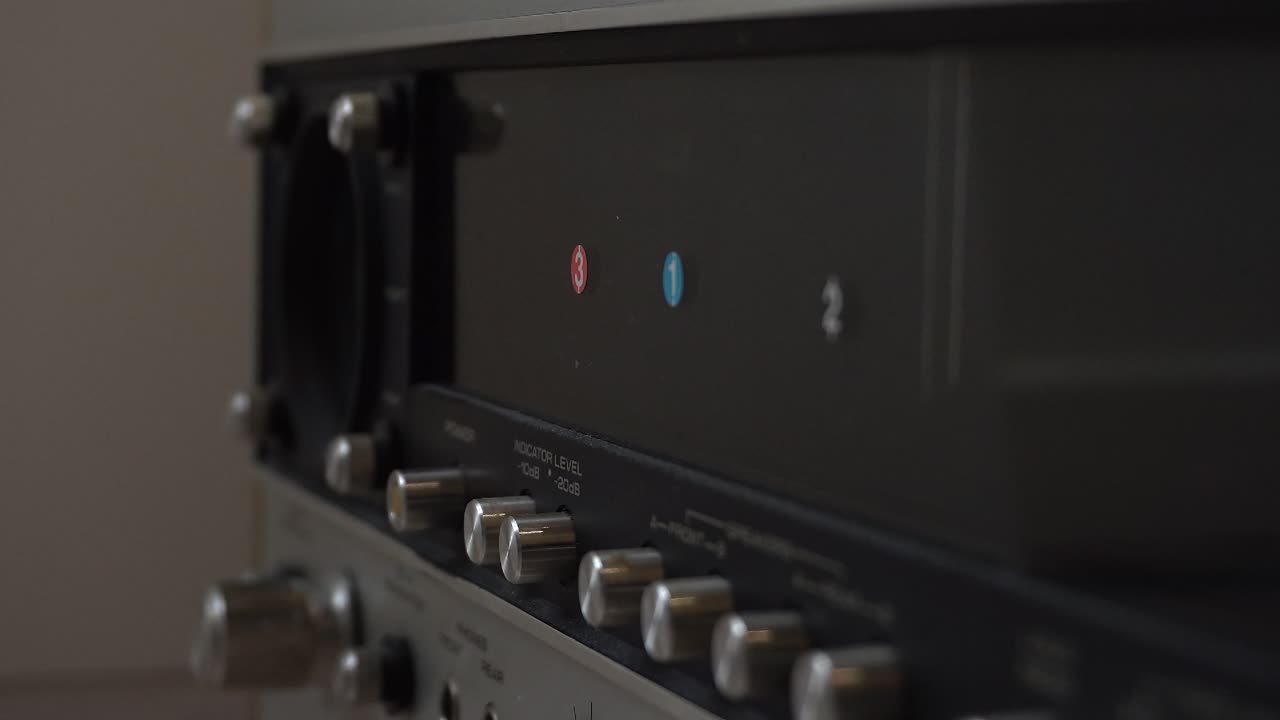 presionando botones y girando perillas en un viejo amplificador
