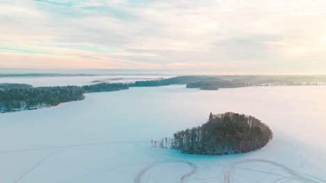 Eine-Kleine-Insel-Oder-Insel-Inmitten-Eines-Zugefrorenen-Sees-Oder-Meereises,-Umgeben-Von-Nebel-Oder-Dunst