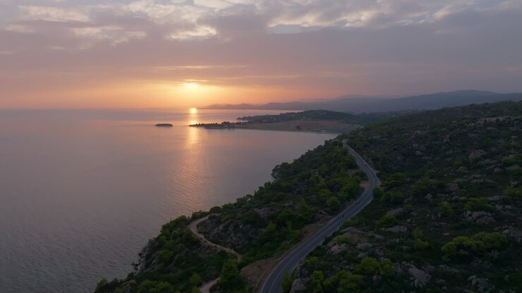 atemberaubender sonnenuntergang über der küste