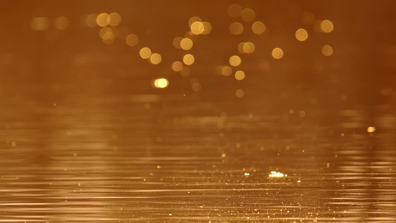 호수 표면에 일몰이 반사됨