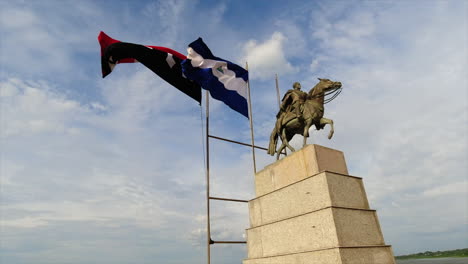 Sculpture-of-Simon-Bolivar-on-horseback-at-park-in-Managua,-Nicaragua