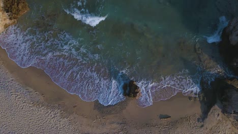 Slomotion-drohnenclip,-Der-Sich-über-Einen-Sandstrand-Und-Eine-Felsformation-In-Kavala,-Mazedonien,-Griechenland-Bewegt