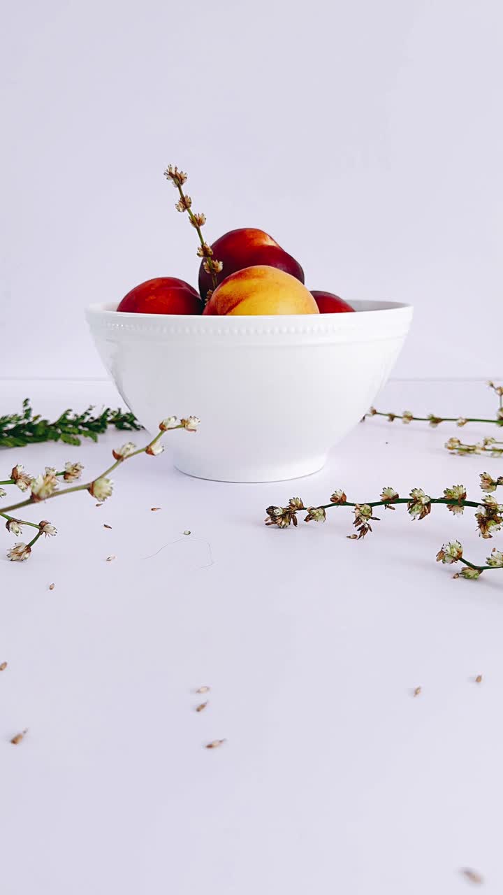 melocotones en un cuenco blanco