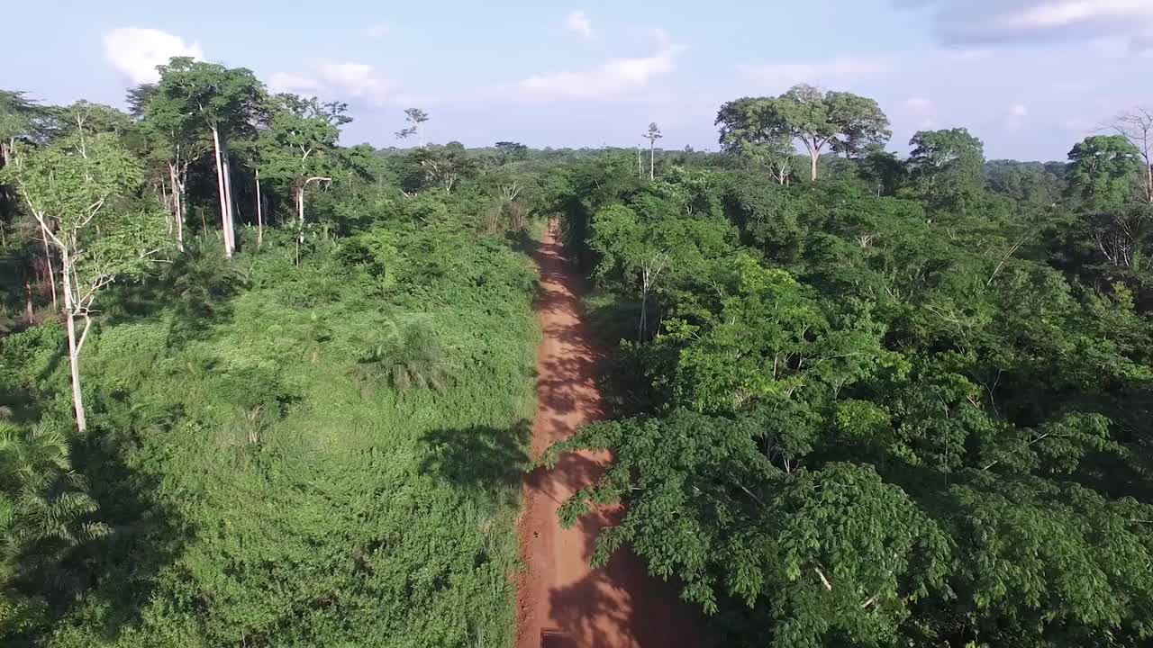 vehículo todoterreno blanco conduce hacia la cámara mientras vuela hacia atrás