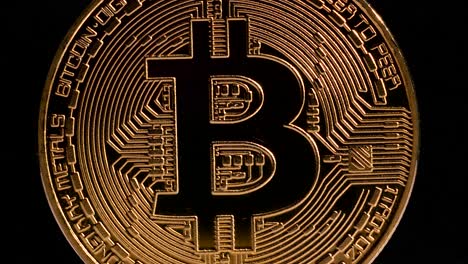 primer plano de una moneda de bitcoin