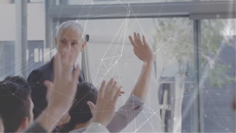 animación de la red de conexiones entre diversos colegas que se reúnen en la oficina