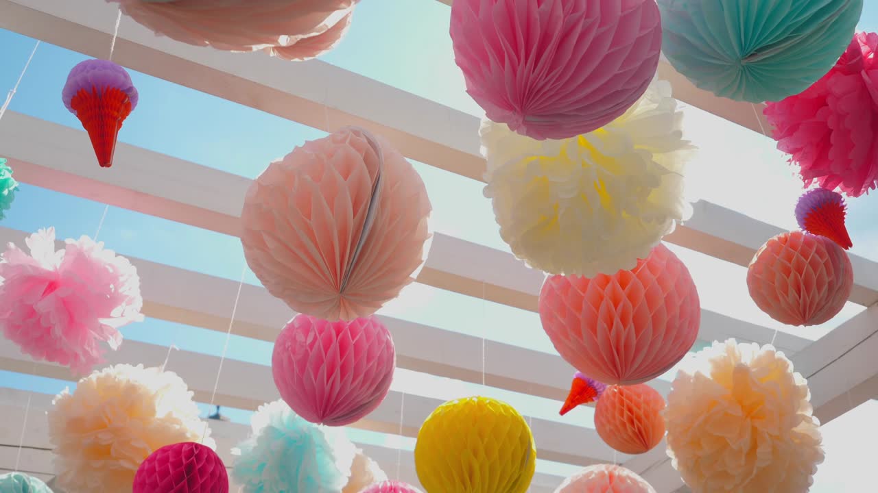 종이 공이 매달려 있습니다.