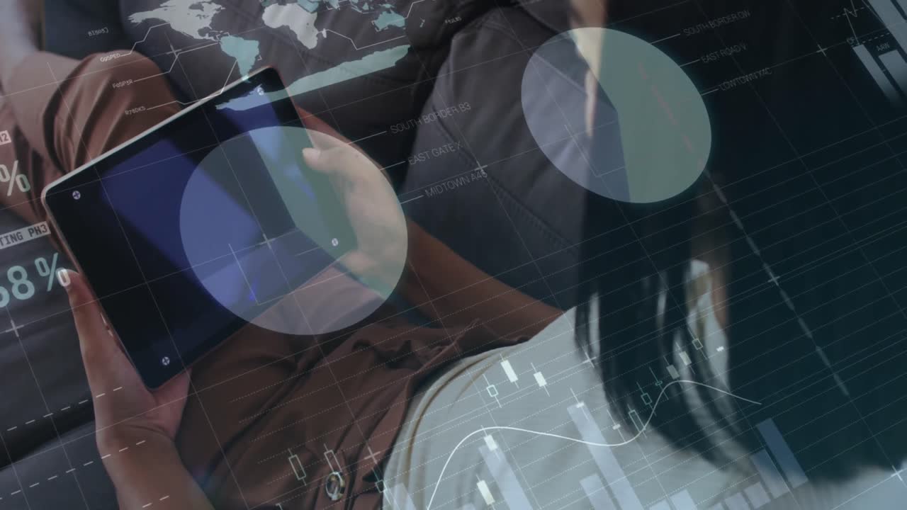 animación del procesamiento de datos financieros sobre una mujer de negocios biracial usando una tableta.