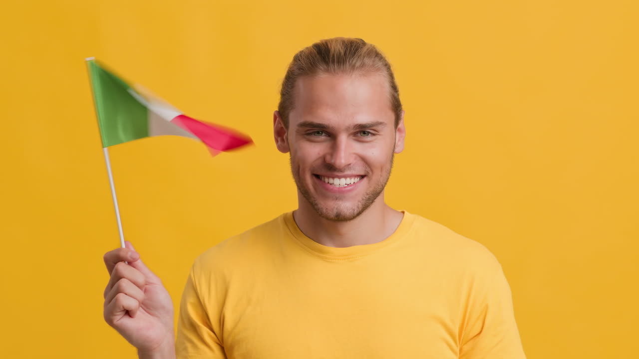 uomo con una bandiera italiana