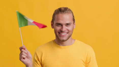 hombre con una bandera italiana