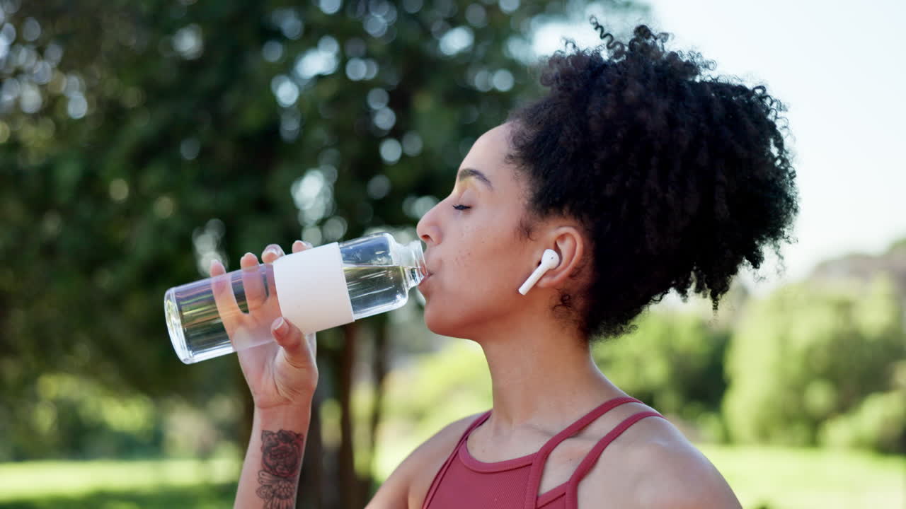 ejercicio, agua potable y música al aire libre