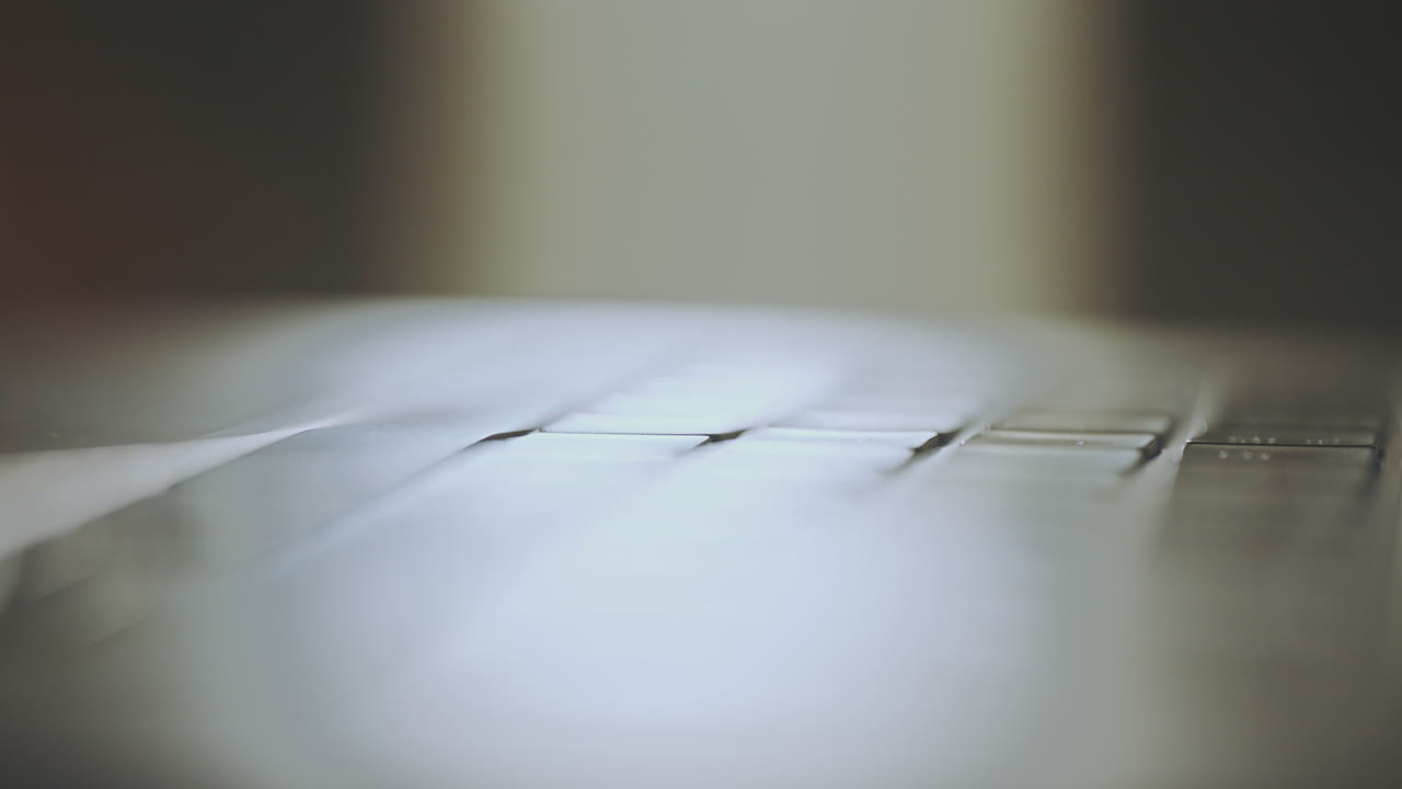 노트북 키보드의 근접 시각