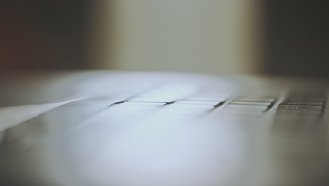 vista ravvicinata di una tastiera per laptop
