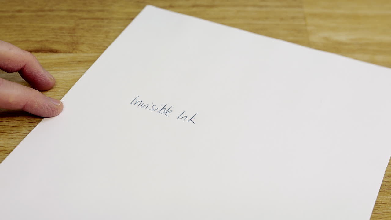 종이에 펜으로 단어를 쓰던 잉크가 사라지고 마법처럼 사라집니다.