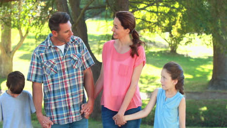 familia feliz en el parque juntos