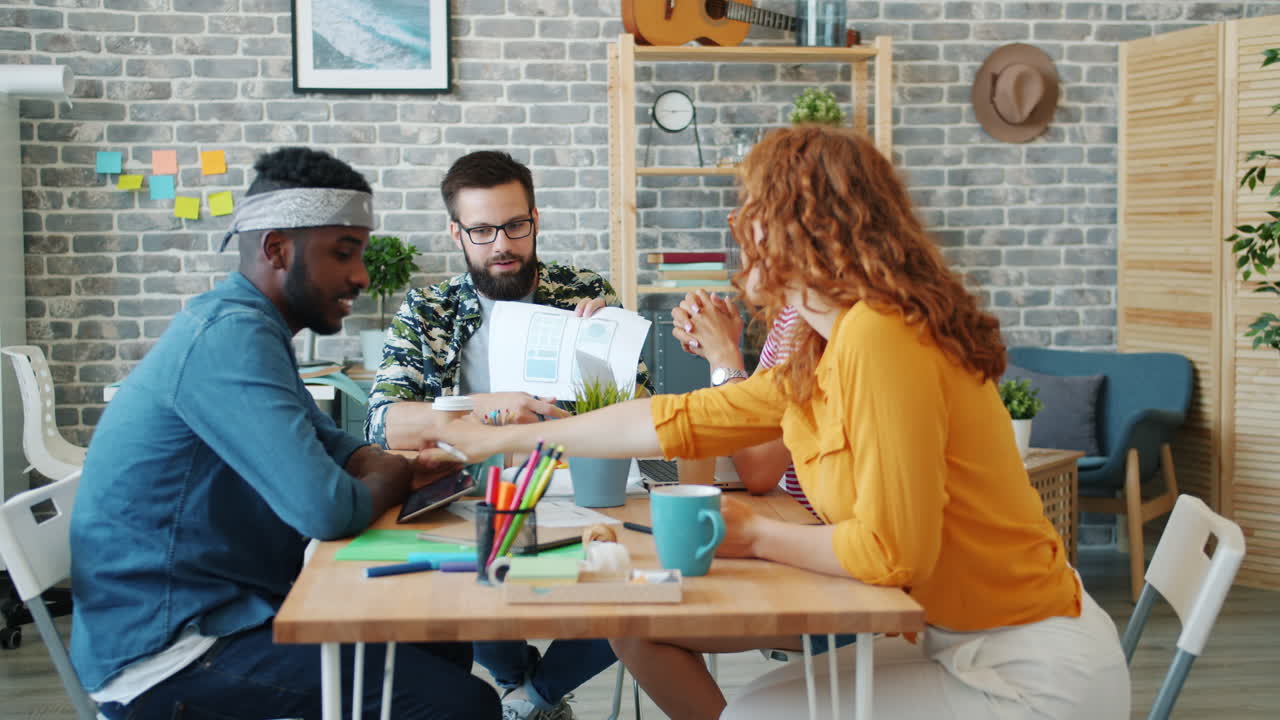 sesión de tormenta de ideas de equipo diversa