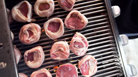 bistec mignon a la parrilla mientras el chef mueve la carne con pinzas