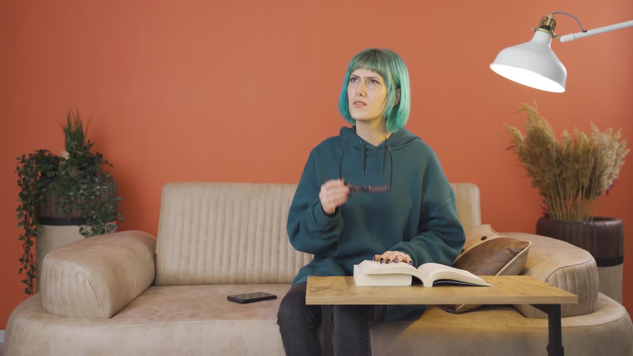 슬프고 슬픈 추억을 생각하는 젊은 여성.