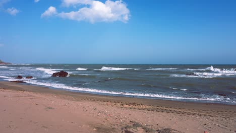 playa vacía en cámara lenta en un día ventoso