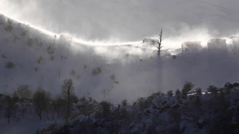 cabaña de madera de montaña en un maldito hielo helado nubes de niebla en las tierras altas del distrito de irán masal en el día soleado del norte en invierno la nieve cubre el árbol desnudo de la naturaleza en un paisaje escénico y campamento de viaje
