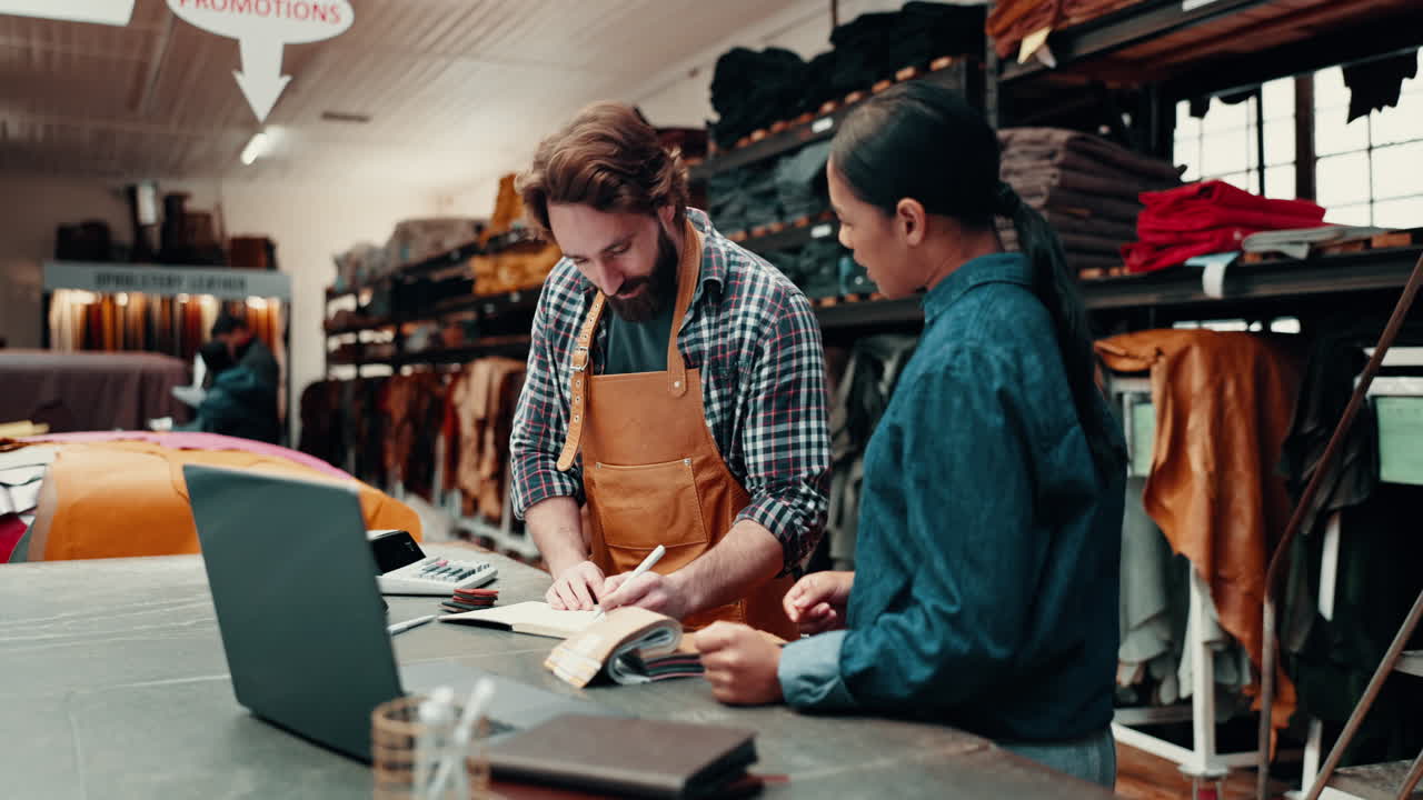 hombre, mujer y hablando en el almacén de textiles