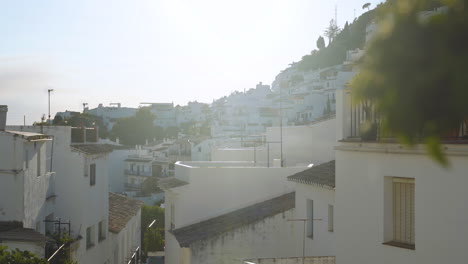 Wohngebiet-In-Der-Spanischen-Stadt-Mijas-Im-Sonnenlicht