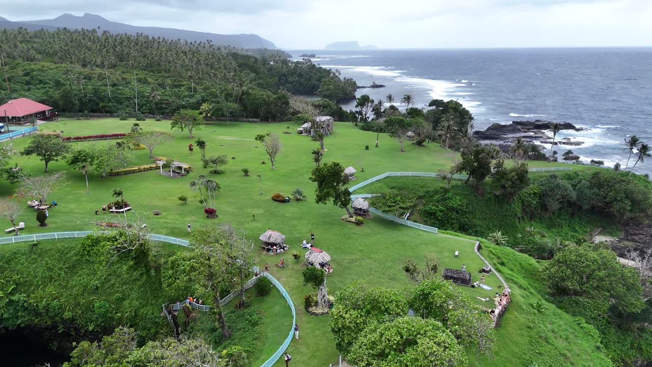 Đoạn phim kho video bằng máy bay không người lái tuyệt đẹp ghi lại một cộng đồng ven biển hẻo lánh nép mình trên các cao nguyên xanh tươi và vách đá gồ ghề của Samoa nhìn ra Thái Bình Dương