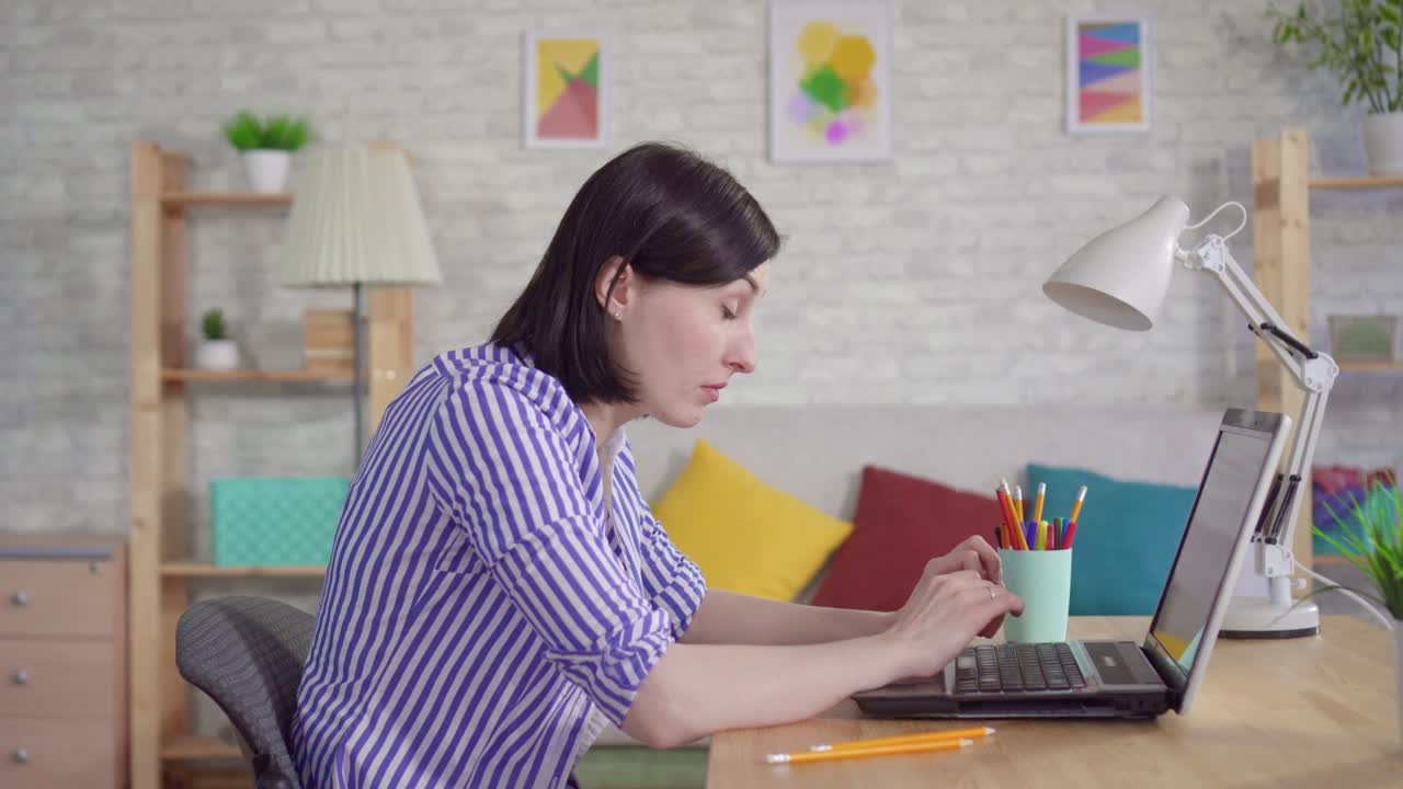 young woman working on a laptop experiences dryness and feels pain in her eyes