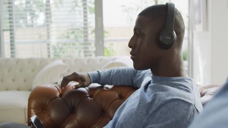 Vídeo-De-Un-Hombre-Afroamericano-Usando-Auriculares-Y-Escuchando-Música