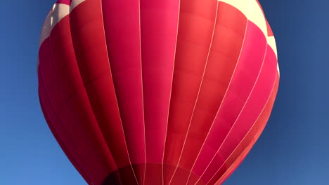 Primer-Plano-De-Un-Globo-De-Aire-Caliente-En-Vuelo,-Quemador-Encendido