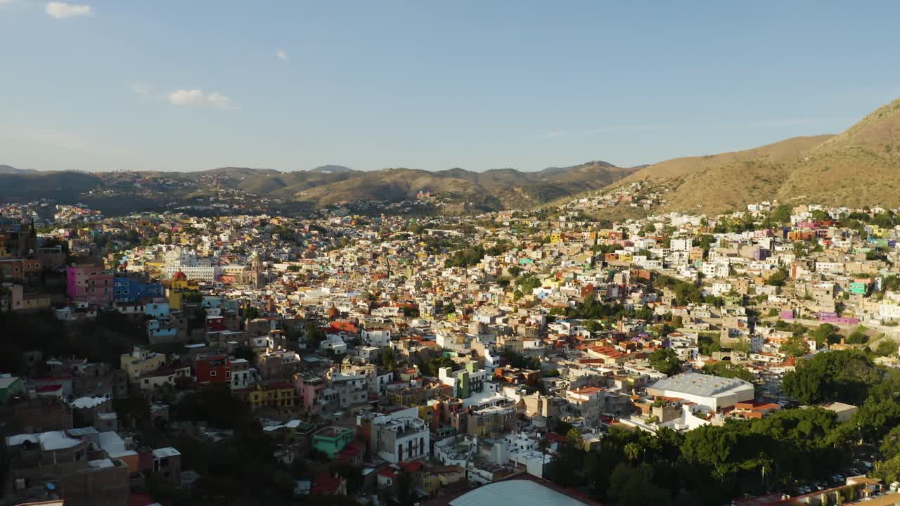 vista de pájaro de la ciudad de guanajuato, méxico construida en montañas