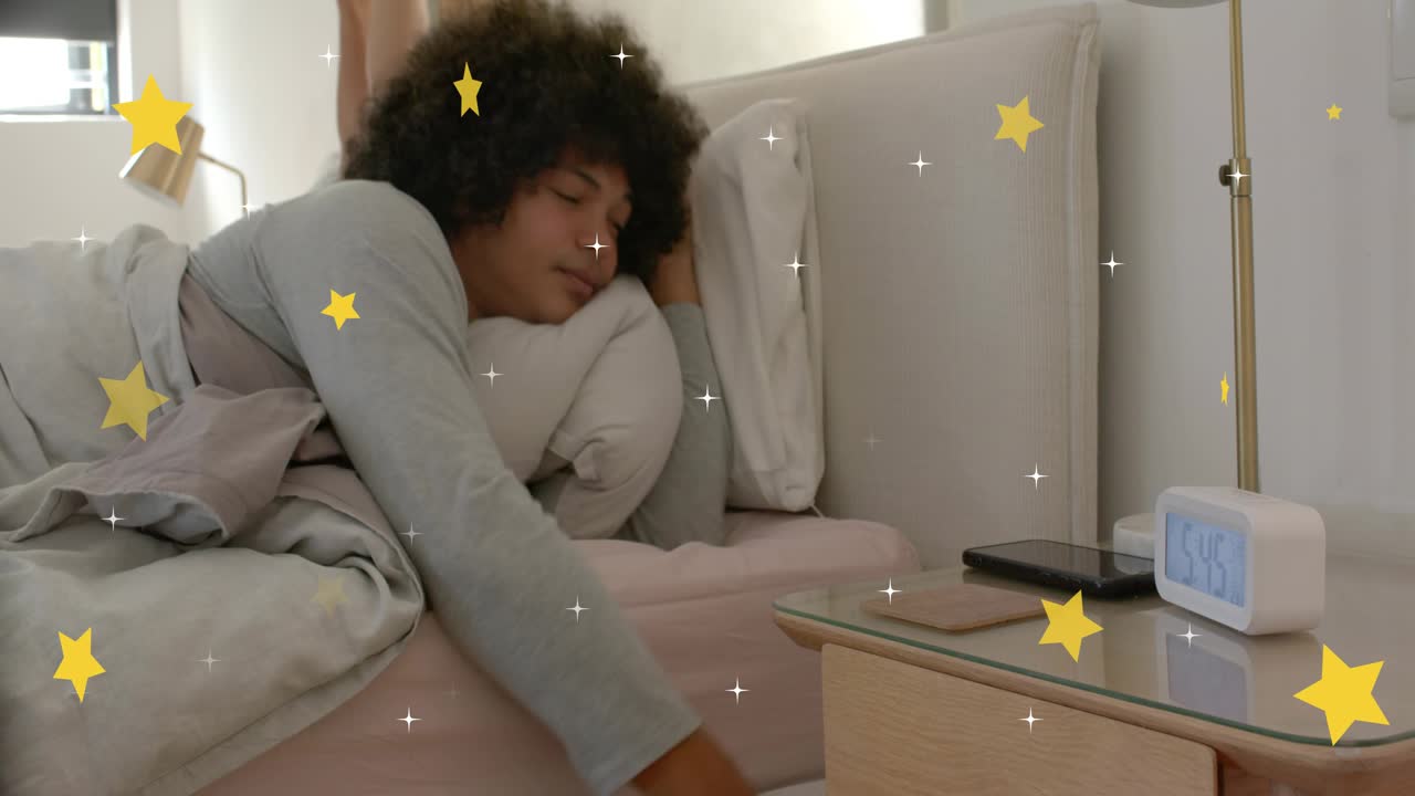 Voksen mand vågner, rækker ud i sengen og trykker på vækkeuret for at slå lyden fra for sleep tech, stjerneoverlay