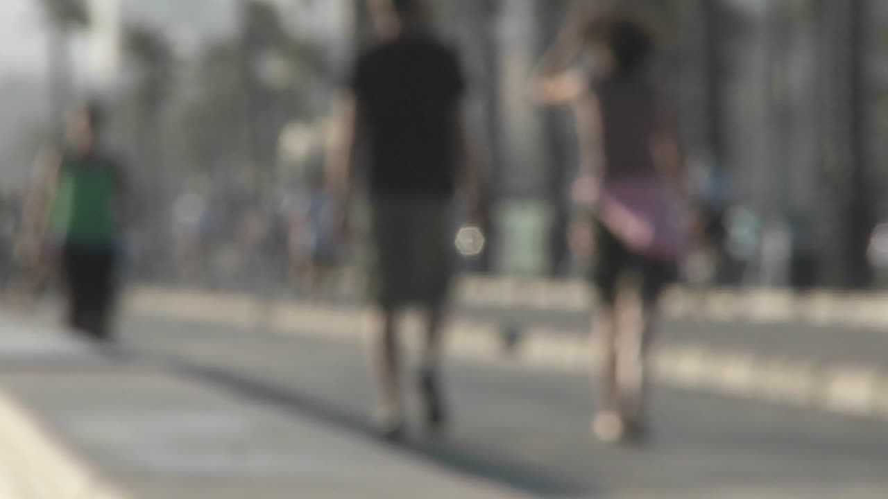산타 모니카 캘리포니아 근처를 걷는 보행자의 의도적으로 흐리게 촬영