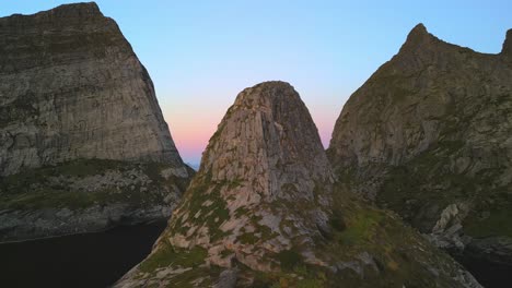 picos de montaña con un cielo rosado en el fondo