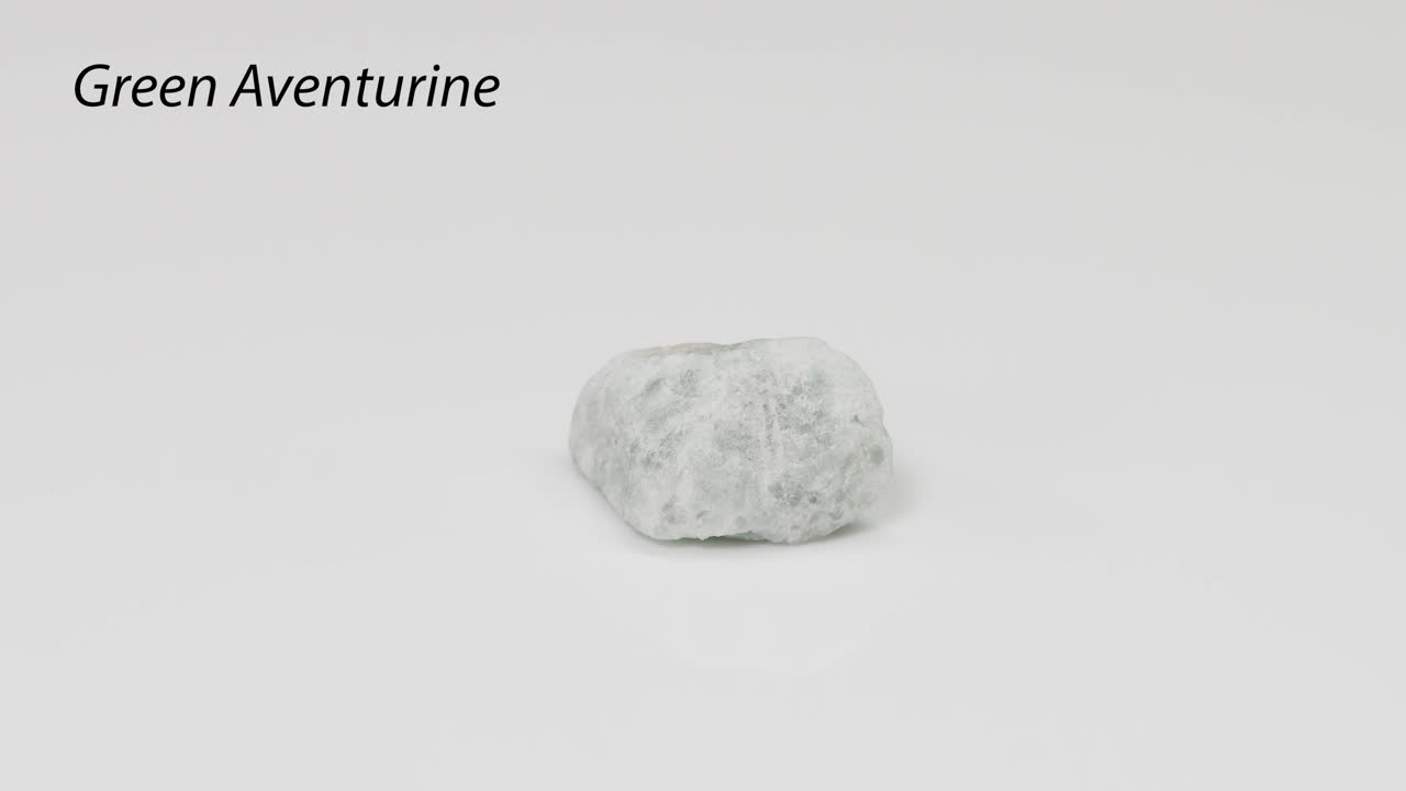 초록색 아벤투린 돌 의 회전 하는 모습