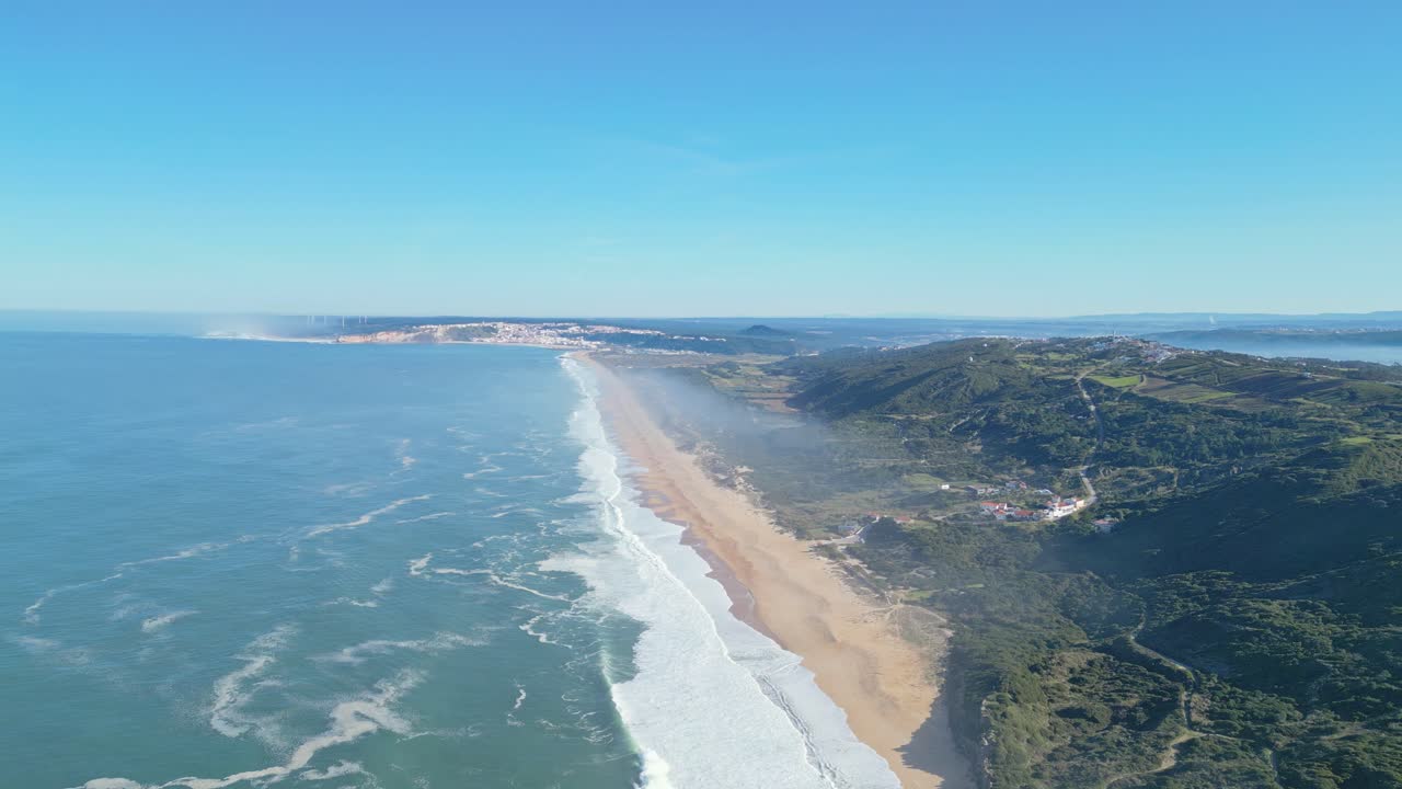 Spiaggia di Miradouro do Salgado con onde e colline a Nazaré, Portogallo, vista aerea.