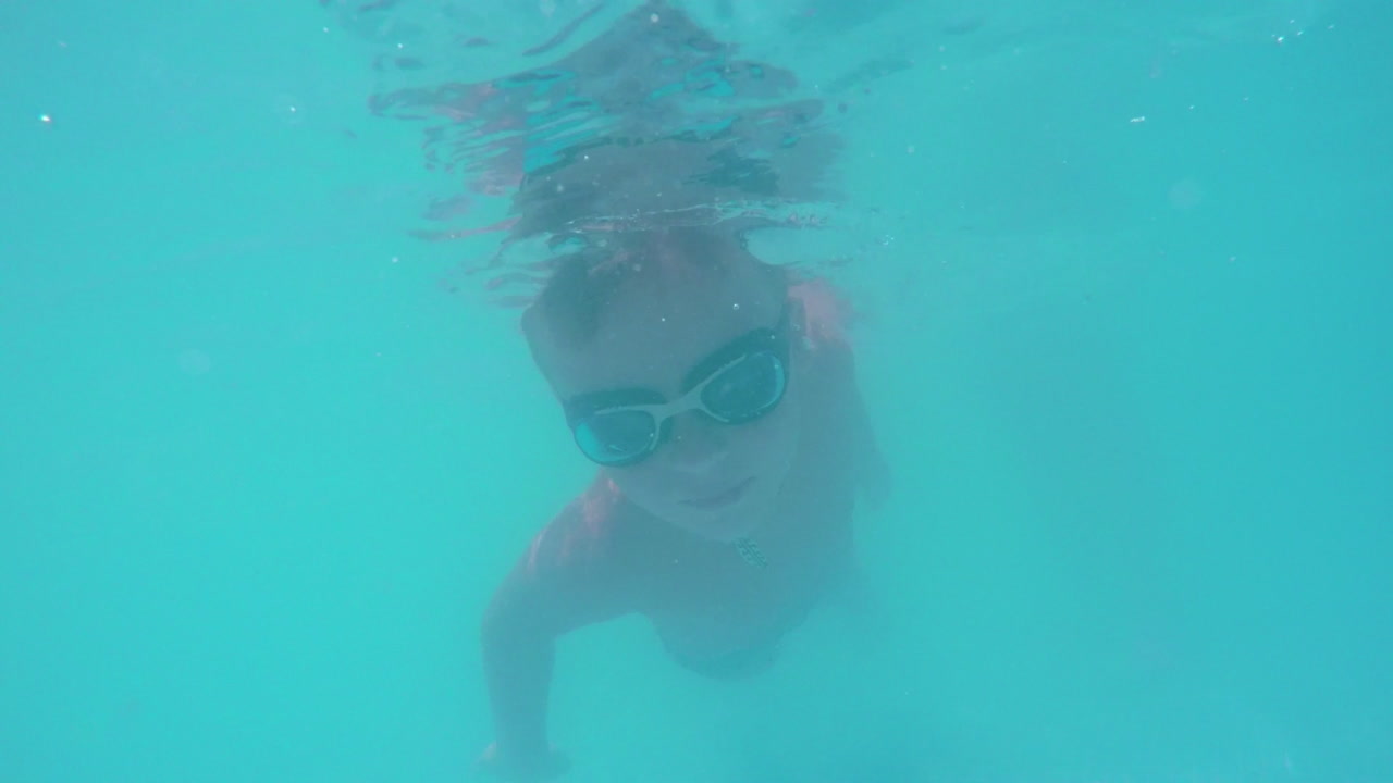 수영장 의 파란 물 에 다이빙 하는 아이