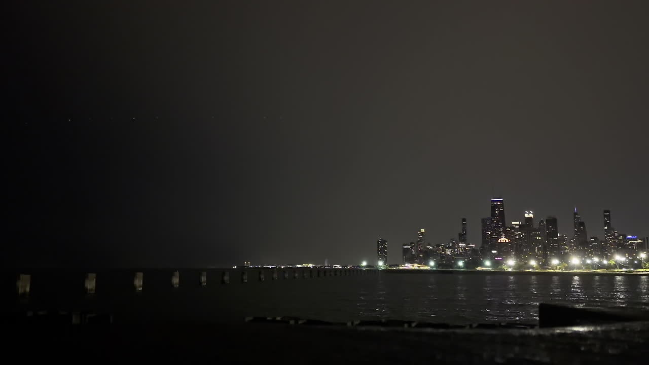 시카고 스카이 라인과 미시간 호수 위의 폭풍, 풀러턴 비치에서