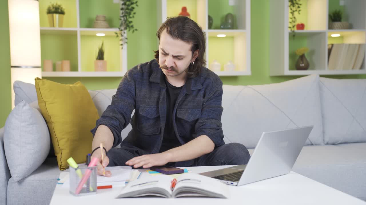 el hombre al que no le gusta trabajar está abrumado y enojado.