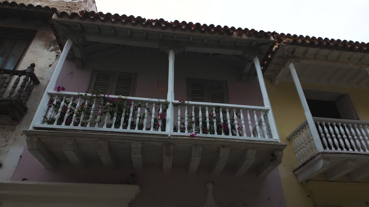 la pintoresca calle de cartagena adornada con balcones en flor y arquitectura colonial, colombia