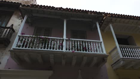 Quaint-Cartagena-street-adorned-with-blooming-balconies-and-colonial-architecture,-Colombia