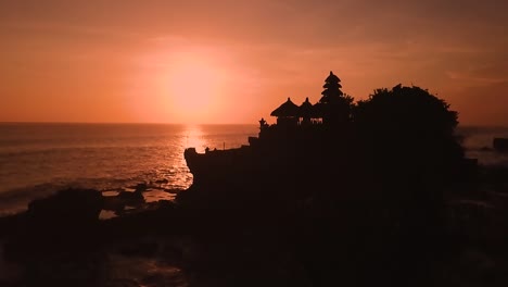 Drohnenaufnahme-In-Zeitlupe-Des-Sonnenuntergangs-Von-Tanah-Lot-Temple-Bali-Indonesien