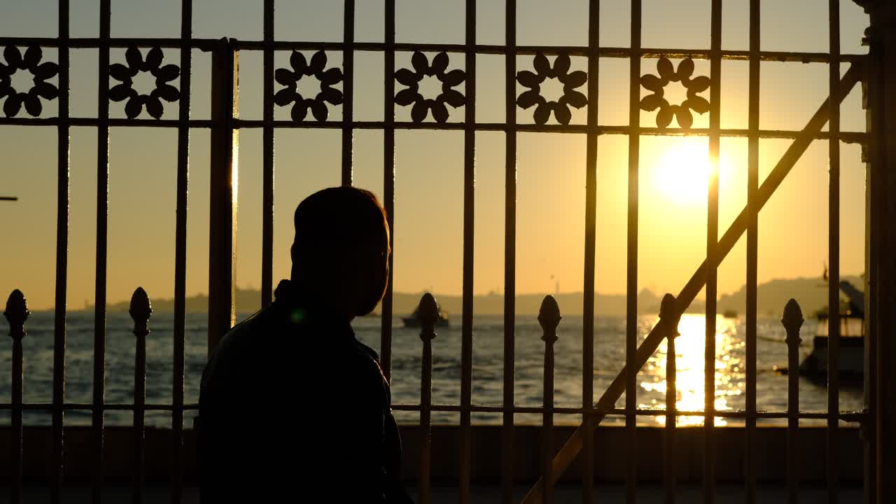 바루스트라드 그림자 아래에 있는 사람