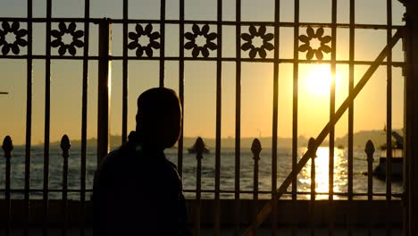 hombre bajo la sombra de la balaustrada