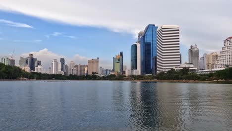 Hermosa-Toma-Inversa-De-4k-Timelapse-Del-Lago-Ratchada-En-El-Parque-Benjakitti,-Bangkok,-Tailandia