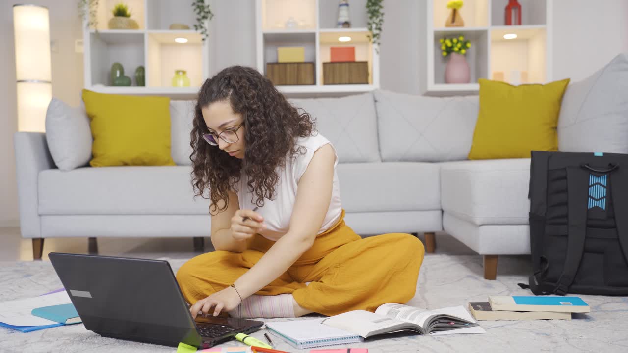 una estudiante feliz escuchando música.