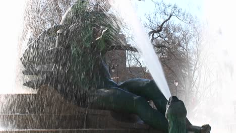 Cerca-De-Una-Fuente-De-Agua-En-El-Centro-De-Filadelfia.