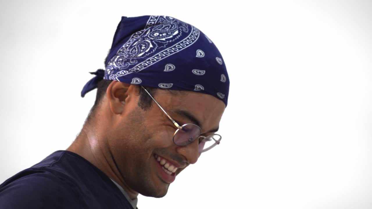 homem feliz com rosto suado vestindo bandana azul